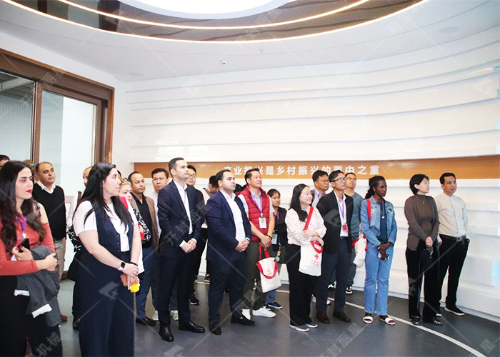 表国友人参观展厅.jpg